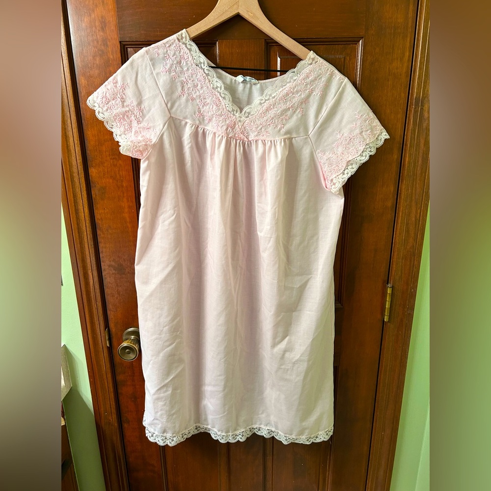 SEARS PERMA PREST VTG Soft Pink cotton nightgown with lace trim. Size 36/38
